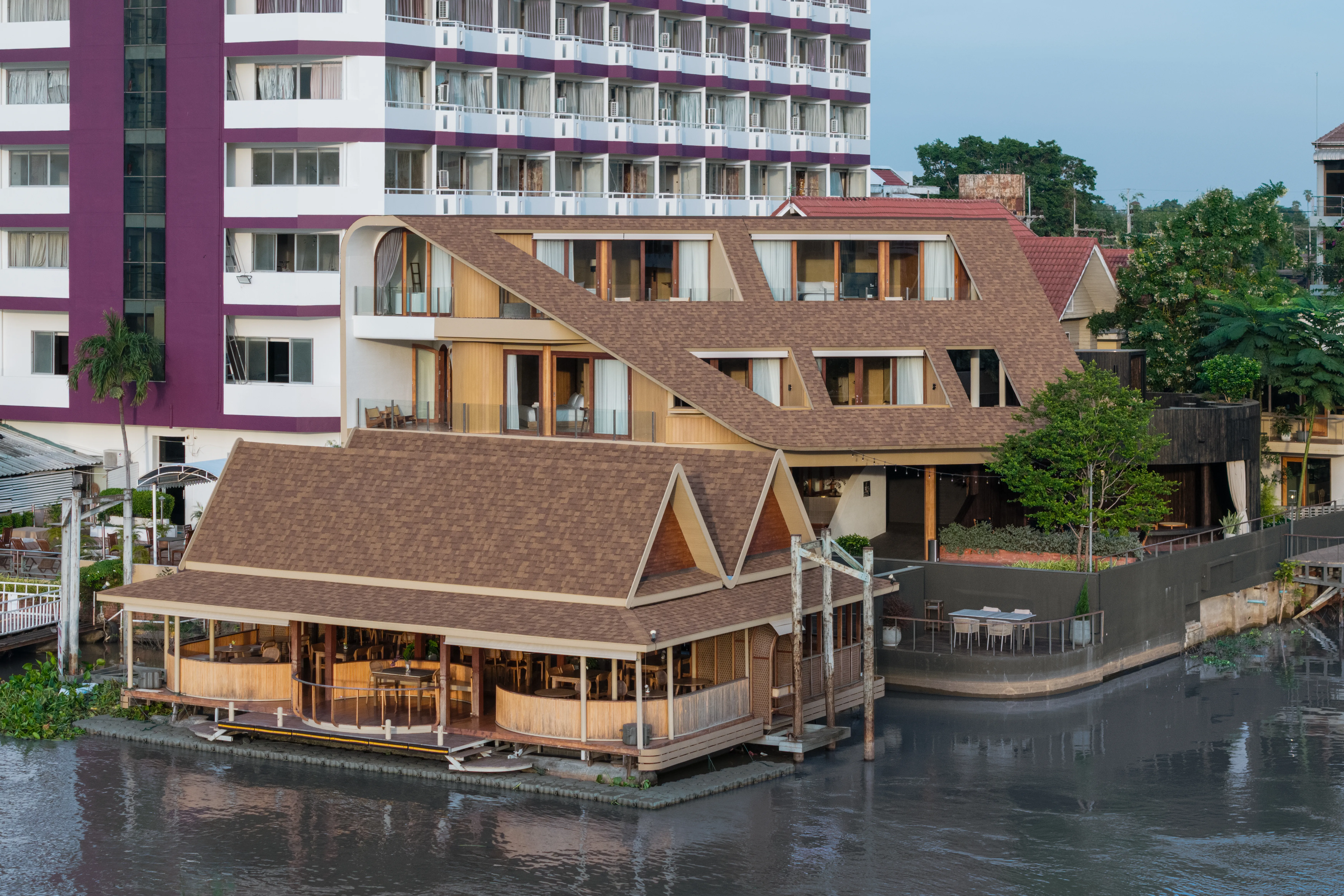 รุ่งอรุณริมน้ำ